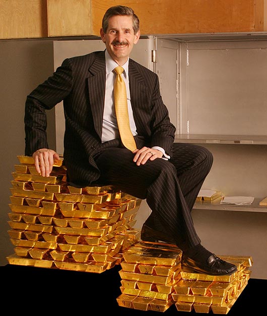 Rob McEwan - zakladateľ spoločnosti Goldcorp Inc., ktorý vďaka verejnej výzve objavil nové zásoby zlata