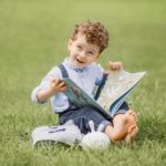 dieta chlapec citajuci knihu v trave
